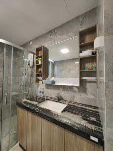 a bathroom with a sink and a shower at Xtu Golf Villa Forest City三房独栋别墅 in Kampong Tiram Duku Kiri