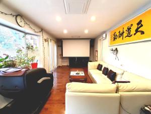 sala de estar con sofá blanco y pantalla en Cozy and quiet house with private swimming pool en Toronto