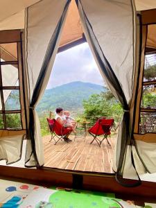 Nespecifikovaný výhled na hory nebo výhled na hory při pohledu z luxury tent