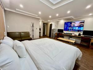 TV a/nebo společenská místnost v ubytování Series hotel