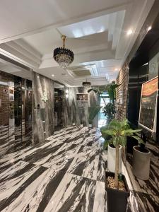 um átrio com piso em mármore e vasos de plantas em Series hotel em Gyeongju