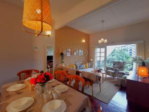 een eetkamer en een woonkamer met een tafel en stoelen bij Green Hill Tanah Rata Cameron Highland in Tanah Rata