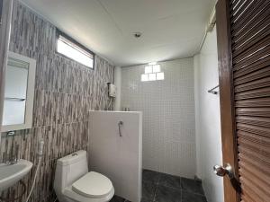 a bathroom with a toilet and a sink at Lanta Garden Home in Ko Lanta