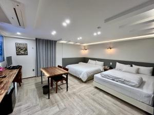 TV a/nebo společenská místnost v ubytování Series hotel