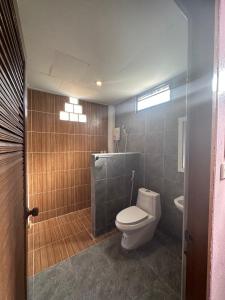 a bathroom with a toilet and a shower and a sink at Lanta Garden Home in Ko Lanta