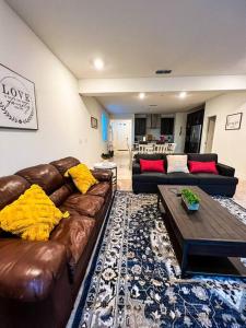 uma sala de estar com um sofá e uma mesa de centro em 4 Bedroom Pet Friendly Retreat with King Bed em Rancho Cordova
