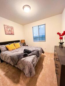 um quarto com uma cama grande com uma cómoda e uma cómoda em 4 Bedroom Pet Friendly Retreat with King Bed em Rancho Cordova