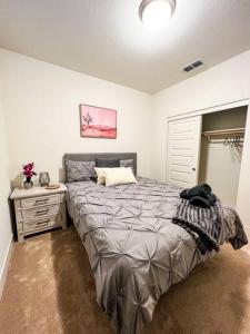 um quarto com uma cama, uma cómoda e uma janela em 4 Bedroom Pet Friendly Retreat with King Bed em Rancho Cordova
