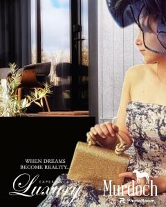 una mujer con un vestido sosteniendo una caja en Murdoch + Luxury + Experience en Lebrina