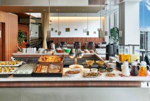 ein Buffet mit vielen verschiedenen Speisen in der Unterkunft Park Hotel Tokyo in Tokio