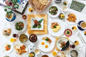 una tavola piena di piatti da mangiare su un tavolo di Park Hotel Tokyo a Tokyo