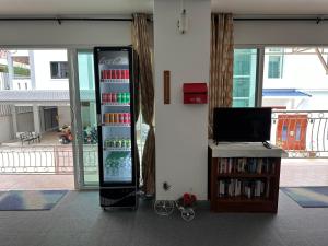 TV a/nebo společenská místnost v ubytování Kata Place Hotel
