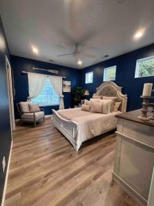 a bedroom with a bed and a blue wall at California Cottage in Tracy