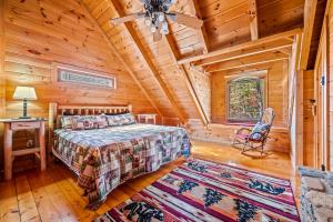 Ліжко або ліжка в номері Bearfoot Pines - True Log Cabin - Wifi, Fishing, Deck with views! - Mins to PF