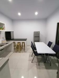 a kitchen with a table and chairs in a room at V&G Las vacaciones que mereces in Ursulo Galván