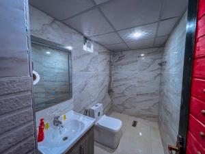 y baño con lavabo blanco y aseo. en Wadi Rum Maracanã camp, en Wadi Rum