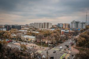 - une vue sur une ville avec de grands bâtiments et une rue dans l'établissement Regardal Hotel, à Almaty