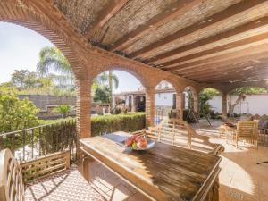- patio z drewnianym stołem i misą owoców w obiekcie Cubo's Casa Rural Sol w mieście Alhaurín el Grande