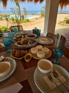 uma mesa com pratos de comida na praia em Solimar Seaside Cabanas em Tambobong