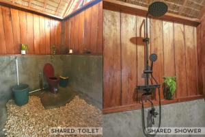 een badkamer met een douche en een schaduwrijk toilet bij Mansuar Raja Ampat Bungalows in Kri