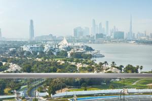 vista su una città e sull'acqua con edifici di Flora Creek Deluxe Hotel Apartments a Dubai