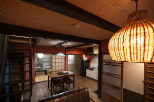 京都市にあるKyonoyado Nijo Yumeyaのキッチン、ダイニングルーム(テーブル、椅子付)