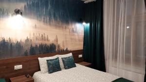 1 dormitorio con 1 cama con una pintura en la pared en theApartments Gdańska, en Łódź
