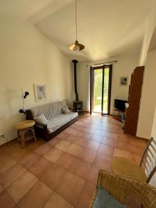 - un salon avec un canapé et une cheminée dans l'établissement Casa Vacanze "Dimora Quercia" - Appartamento "Quercia", à Montefalco