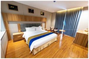 - une chambre avec un grand lit dans l'établissement Phú Long Tam Kỳ Hotel & Restaurant, à Tam Kỳ