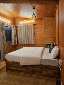 Himalayan Havenwood客房内的一张或多张床位