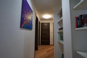 un couloir avec une peinture accrochée au mur dans l'établissement Gallery Suite the Turin center apartment 5 Floor, Free garage, Big terrace, à Turin