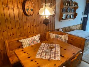 comedor con mesa de madera y sillas en Alpine Cocoon, en Churwalden