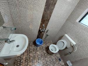 uma casa de banho com um lavatório e um WC em Royal Reosrt Rajbag em Canacona