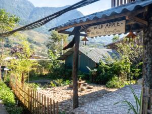 un jardin avec un panneau indiquant la ferme aux pommes sauvages dans l'établissement Wild Apple homestay, à Sa Pả