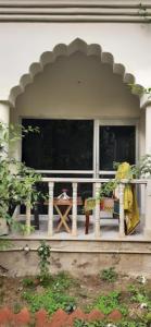 un porche de una casa con una mesa encima en Hotel Isabel Palace, Khajuraho en Khajurāho