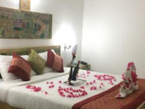 Ліжко або ліжка в номері Hotel Isabel Palace, Khajuraho