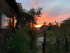 Lomamökki – auringonlasku tai auringonnousu majoituspaikasta nähtynä