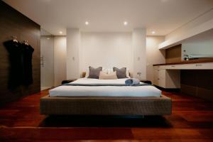 um quarto com uma cama grande num quarto em Losari Retreat em Margaret River