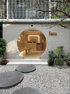 eine Ladefront mit einem runden Fenster in einem Gebäude in der Unterkunft Rema residence China town in Bangkok