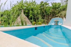 basen w domu z drzewami w tle w obiekcie Casa Caracola w mieście Tubará