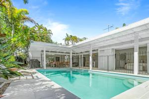 ヌーサヘッズにあるPeaceful & Stylish Retreat, Noosa Headsのスイミングプール付きの家の外観