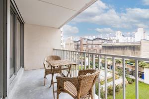 d'un balcon avec deux chaises et une table. dans l'établissement Appartement Quartier Canal Saint Martin, à Paris