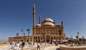 duży budynek z fontanną przed nim w obiekcie شقة على النيل في البحر الاعظم w Kairze