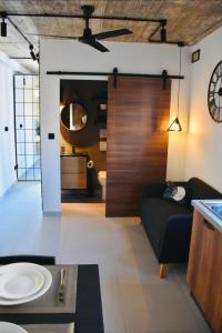 - un salon avec un canapé et un réveil sur le mur dans l'établissement Chic Penthouse industrial-style, à Mosta