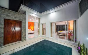 una piscina cubierta en una casa con sala de estar en Modern Cozy Private Villa with 2Br Rooftop Sunset and Vineyard View, en Banjar