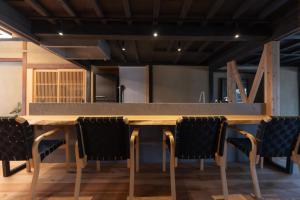 - une salle à manger avec une table et des chaises en bois dans l'établissement 海野宿一棟貸し宿 上州屋 Unnojuku Joshuya, à Tomi