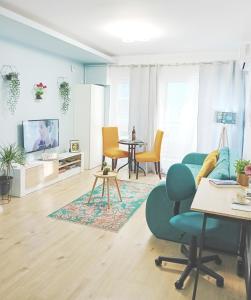 ブカレストにあるSUNSHINE - New & Quiet 1BR Apt, Business area, close to Airport, Highway A3, Subwayのソファとテーブルと椅子のあるリビングルーム