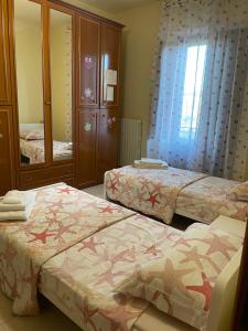 Habitación de hotel con 2 camas y espejo en casa vacanze relax, en Vacri