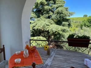 una mesa en una terraza con vistas a un árbol en casa vacanze relax, en Vacri