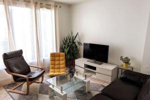 TV a/nebo společenská místnost v ubytování Appartement 6-8 personnes - Calme - Neuf - 15 min de Paris